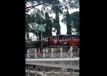 Salah satu cuplikan bentrok pemuda yang memakai sajam dan bambu, beredar di grup whatsapp, Minggu (1/11/2020). (Foto : Istimewa)