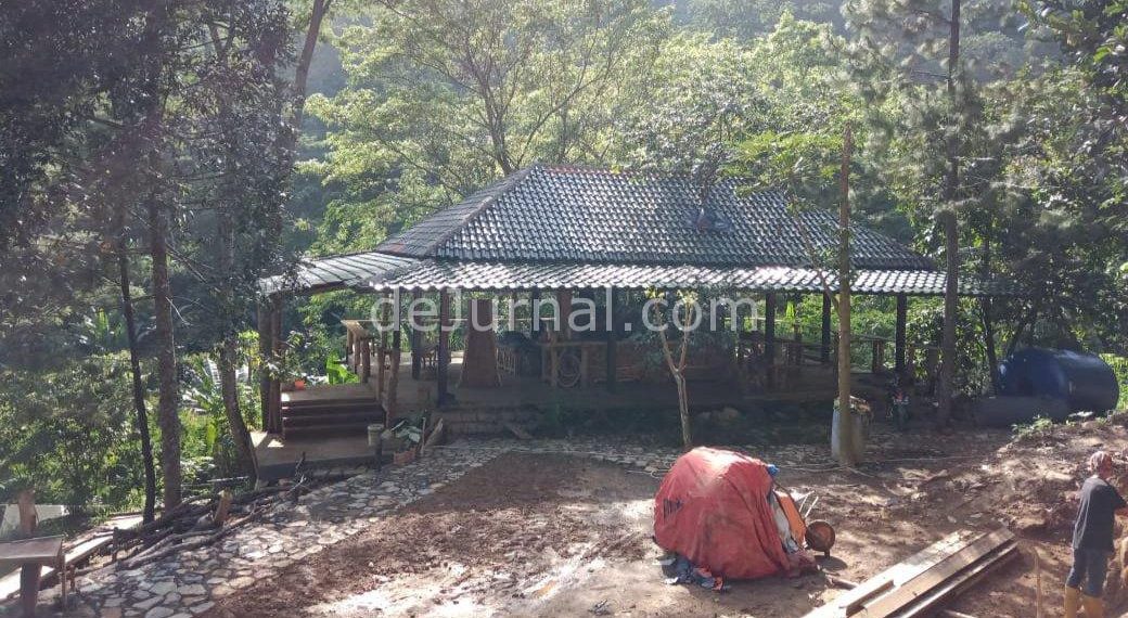 Pembangunan rumah makan yang berlokasi di area air terjun Cigentis diduga belum memiliki ijin.