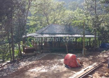 Pembangunan rumah makan yang berlokasi di area air terjun Cigentis diduga belum memiliki ijin.