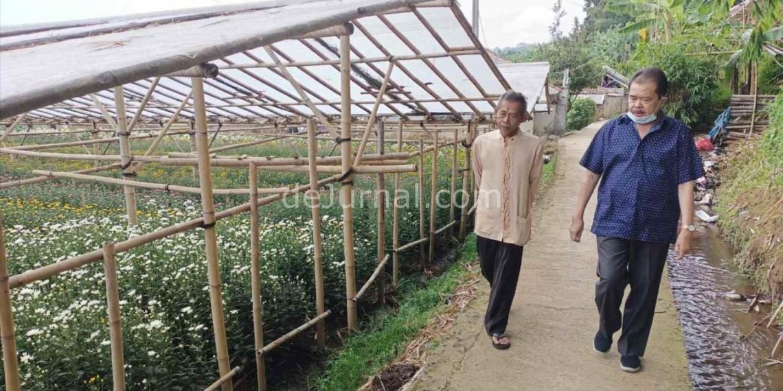 Cabup H. Oting saat berjalan kaki menuju rumah almarhum Jajang Nursamsi, salah satu relawan OTW yang meninggal akibat laka lantas. Foto : Heri/dejurnalcom