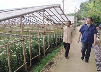 Cabup H. Oting saat berjalan kaki menuju rumah almarhum Jajang Nursamsi, salah satu relawan OTW yang meninggal akibat laka lantas. Foto : Heri/dejurnalcom