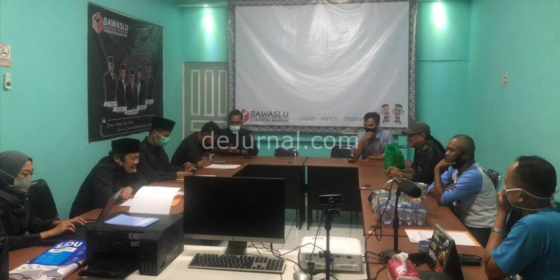 Tim advokasi NU saat berada di kantor Bawaslu.