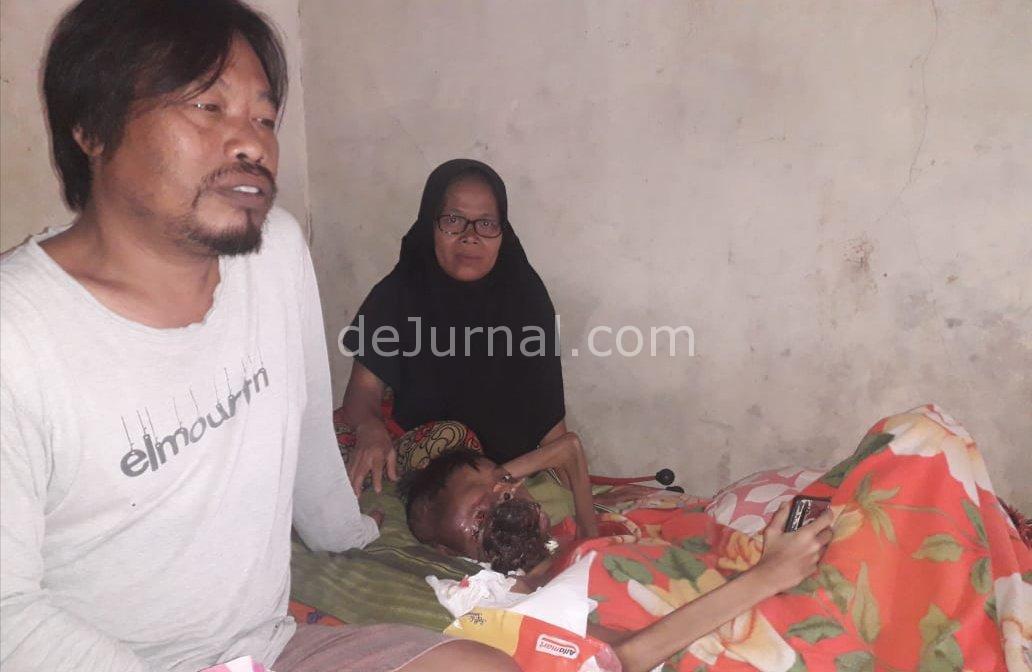Orang tua Arif Maulana, anak yang mengidap kanker.