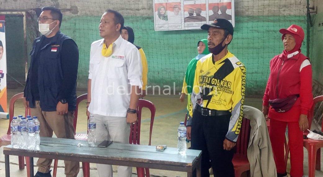 Cecep Suhendar (tengah).