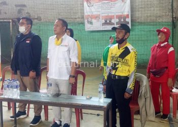 Cecep Suhendar (tengah).