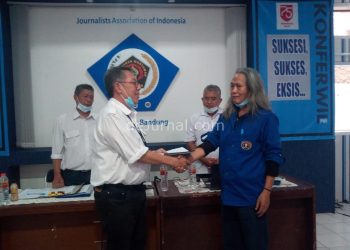 Safrin Zaini dari PWI Jabar (kiri) menyalami H. Rahmat Sudarmaji (kanan) kembali menjadi Ketua PWI Kabupaten Bandung (2020 2023) setelah terpilih secara aklamasi pada Konferwil PWI Kab. Bandung di Sekretarian PWI Kab. Bandung Jalan Ciloa Soreang (24/11/2020).