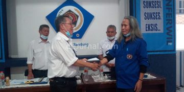 Safrin Zaini dari PWI Jabar (kiri) menyalami H. Rahmat Sudarmaji (kanan) kembali menjadi Ketua PWI Kabupaten Bandung (2020 2023) setelah terpilih secara aklamasi pada Konferwil PWI Kab. Bandung di Sekretarian PWI Kab. Bandung Jalan Ciloa Soreang (24/11/2020).