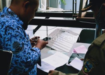 Kabid Gakda Satpol PP Garut sedang memotret Berita Acara/Nota Komisi III yang diakui belum diterima secara prosedur.
