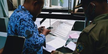 Kabid Gakda Satpol PP Garut sedang memotret Berita Acara/Nota Komisi III yang diakui belum diterima secara prosedur.