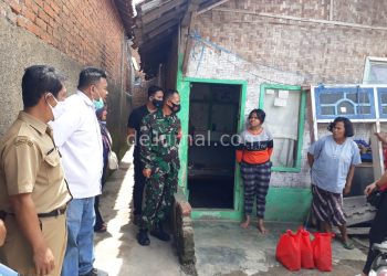 Ketua DPC PDIP Garut Gelar Baksos Bantu Rehab Rumah Janda Anak Satu