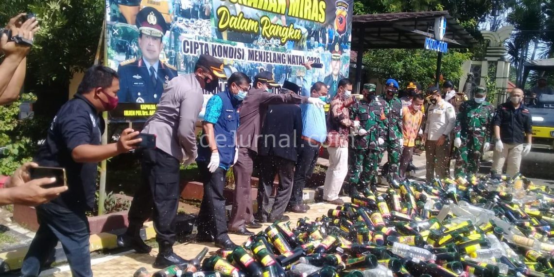 Polres Subang melakukan pemusnahan miras. Kamis (10/12/2020).