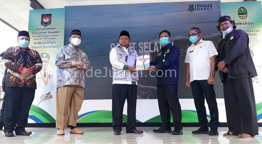 Wagub Jabar Serahkan Dokumen Usulan CDOB Garut Selatan