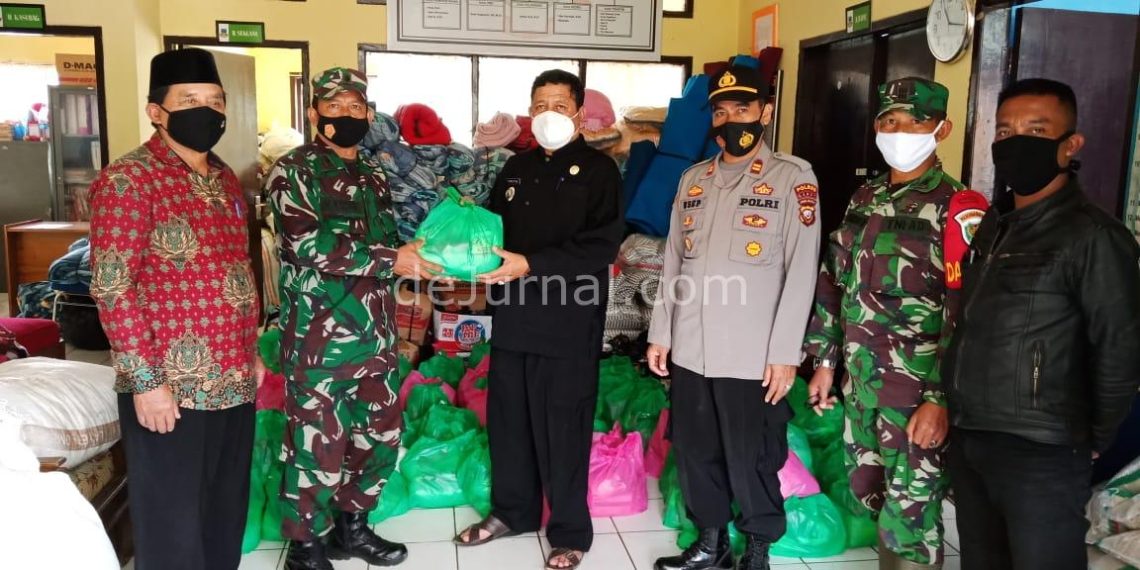 Korem 062 Serahkan Bantuan Sembako Pada Warga Korban Bencana Talegong