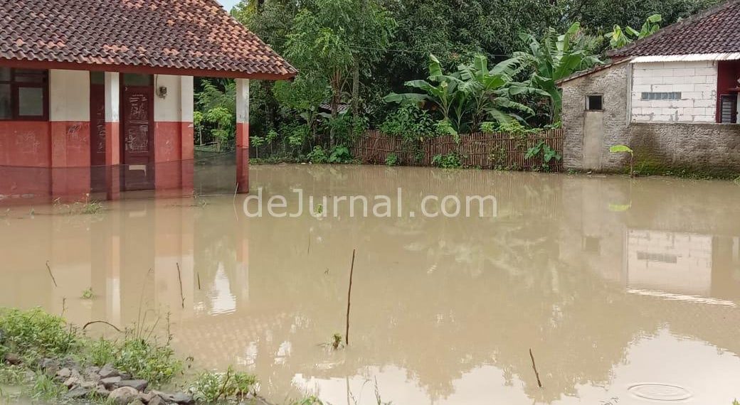Kondisi Banjir Desa Cidadap Simpenan Belum Surut, Beberapa Warga Mengungsi