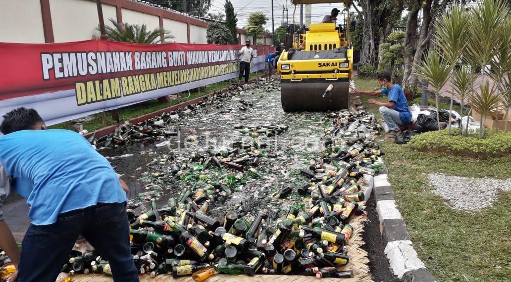 Hasil Operasi Cipta Kondisi Puluhan Ribu Botol Miras Dimusnahkan