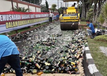 Hasil Operasi Cipta Kondisi Puluhan Ribu Botol Miras Dimusnahkan