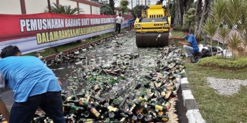 Hasil Operasi Cipta Kondisi Puluhan Ribu Botol Miras Dimusnahkan