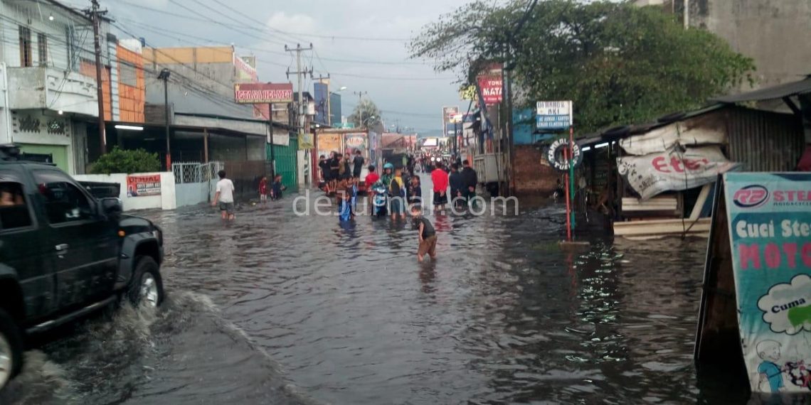 Mengais Rupiah dengan Berburu Kendaraan Mogok Akibat Banjir Jadek