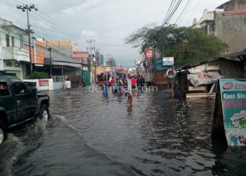 Mengais Rupiah dengan Berburu Kendaraan Mogok Akibat Banjir Jadek