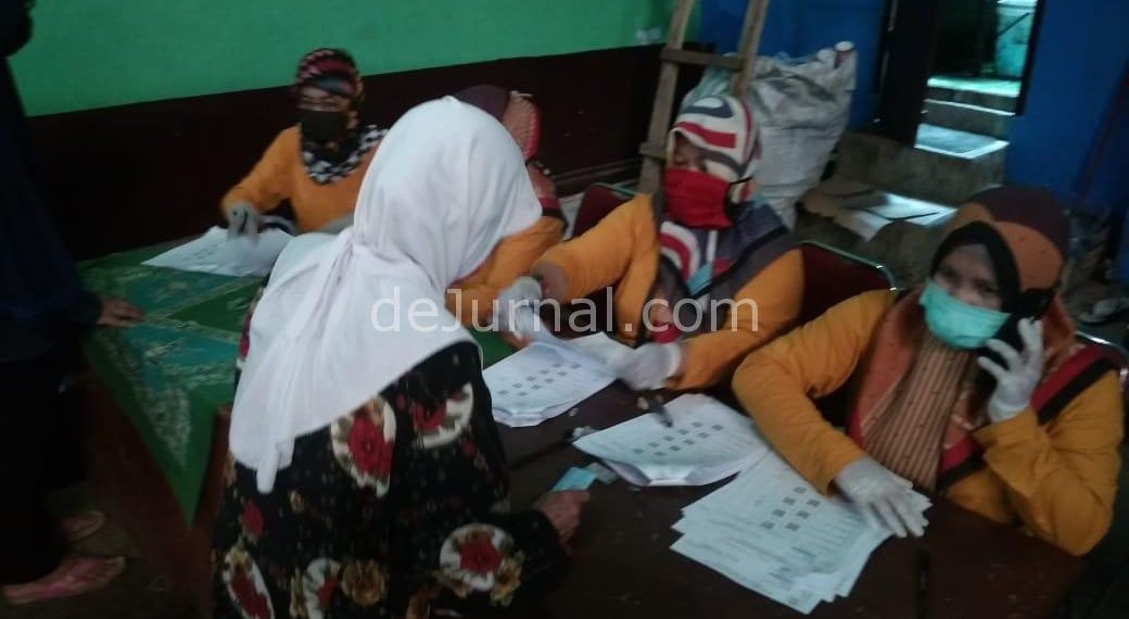 Cegah Kerumunan, Pembagian Bansosprov Desa Rancaekek Kulon Terapkan Pola Jadwal