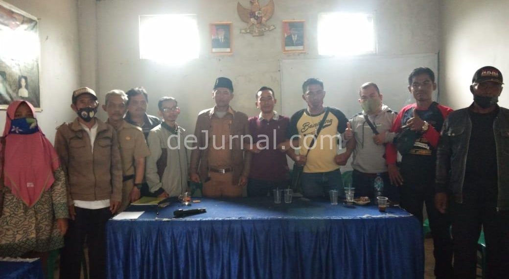 Ketua BPD bersama Kepala Desa Mekarsari berfoto bersama pasca musyawarah/islah, Selasa (22/12/2020).