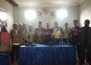 Ketua BPD bersama Kepala Desa Mekarsari berfoto bersama pasca musyawarah/islah, Selasa (22/12/2020).