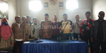 Ketua BPD bersama Kepala Desa Mekarsari berfoto bersama pasca musyawarah/islah, Selasa (22/12/2020).