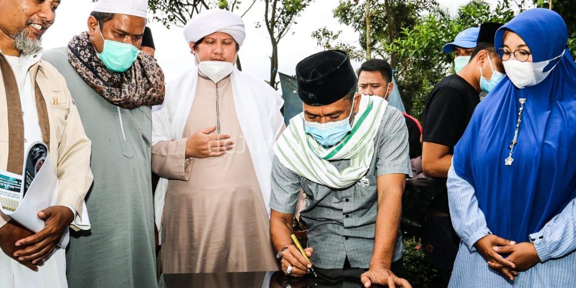 Bupati Bandung terpilih HM. Dadang Supriatna (kedua paling kanan) menandatangan prsasti usai peletakan batu pertama pembangunan masjid di lingkungan Pondok Pesantrrn Al Burdah Desa/ Kec. Cimaung, Kab. Bandung.