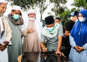 Bupati Bandung terpilih HM. Dadang Supriatna (kedua paling kanan) menandatangan prsasti usai peletakan batu pertama pembangunan masjid di lingkungan Pondok Pesantrrn Al Burdah Desa/ Kec. Cimaung, Kab. Bandung.