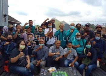 Sejumlah awak media berfoto bersama usai silaturahmi dengan Bupati Bandung terpilih HM.Dadang Supriatna.