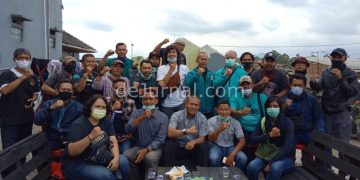 Sejumlah awak media berfoto bersama usai silaturahmi dengan Bupati Bandung terpilih HM.Dadang Supriatna.