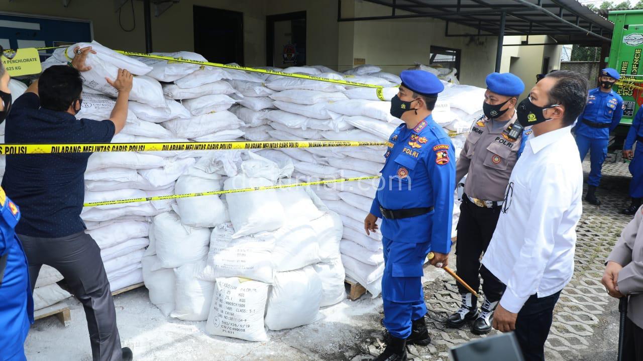 Barang bukti bahan peledak berupa 16,375 ton bom ikan. Foto/Istimewa.