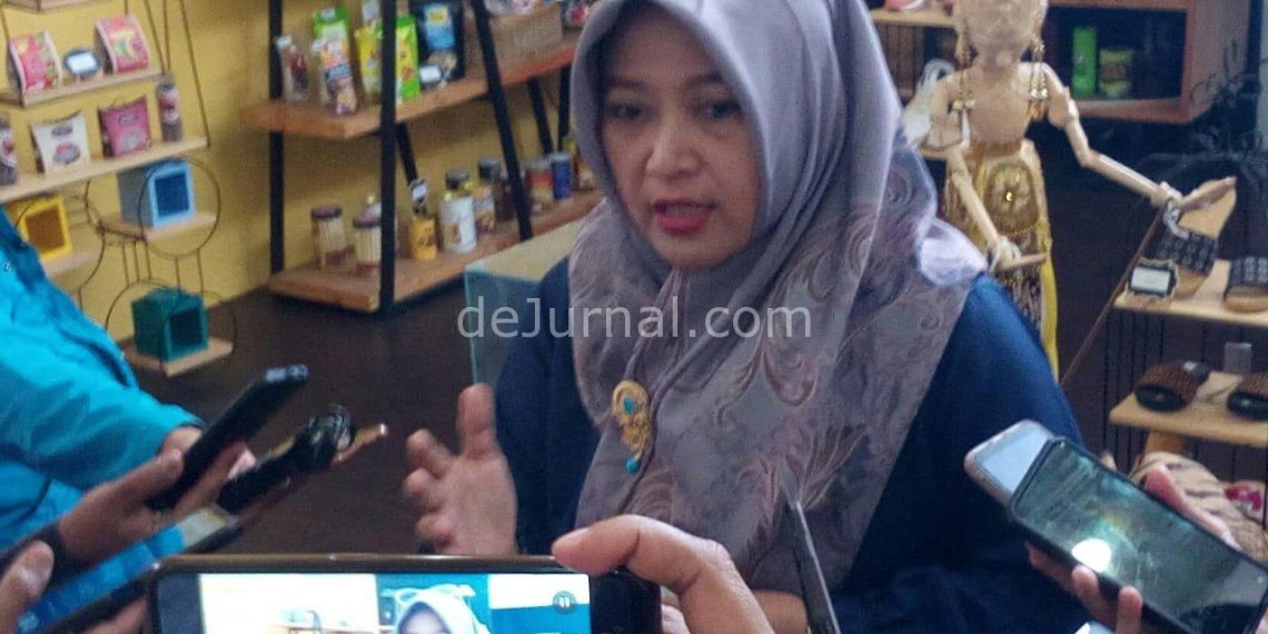 Hj. Kurnia Agustina Dadang Naser saat jumpa pers di rumah jabatan bupati Komplek Pemda Bandung, Rabu (16/12/2020). (Foto: Sopandi/dejurnalcom)
