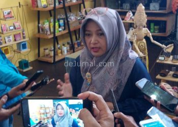 Hj. Kurnia Agustina Dadang Naser saat jumpa pers di rumah jabatan bupati Komplek Pemda Bandung, Rabu (16/12/2020). (Foto: Sopandi/dejurnalcom)