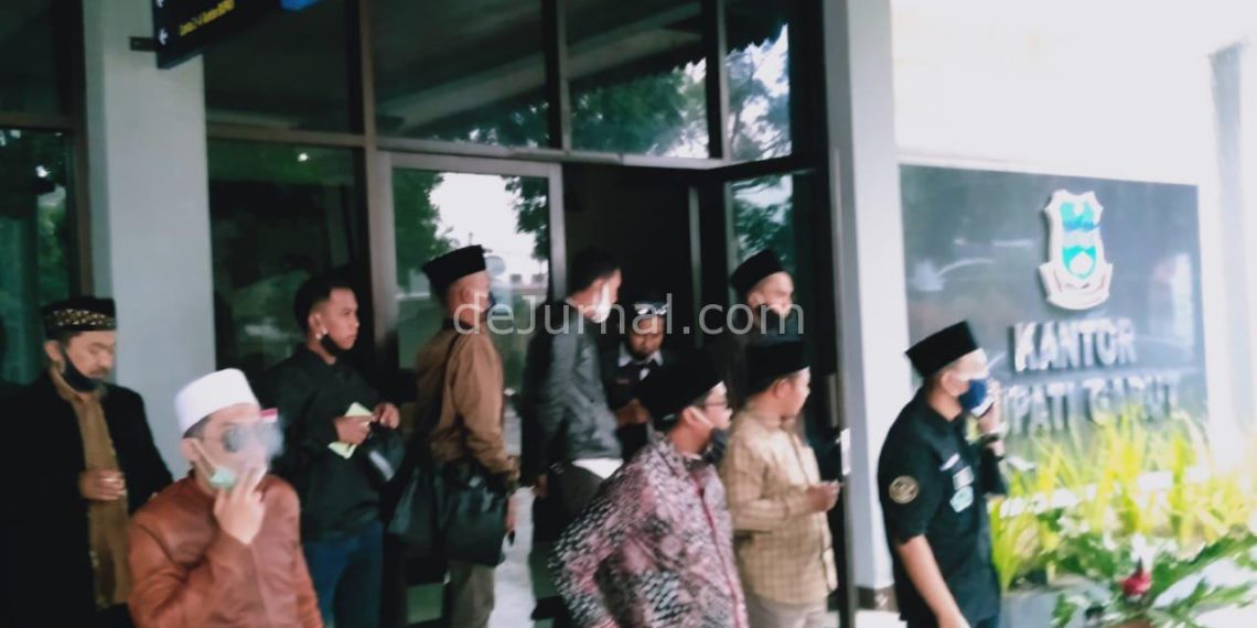 Para Kyai dan Tokoh Gatra, pasca beraudiensi di Kantor Bupati Garut. (Foto : dejurnalcom/Yohannes).