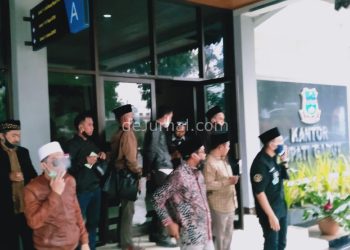 Para Kyai dan Tokoh Gatra, pasca beraudiensi di Kantor Bupati Garut. (Foto : dejurnalcom/Yohannes).