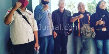 Solihin Afsor (paling kiri), sesaat sebelum beraudiensi dengan Komisi III DPRD Kabupaten Garut.