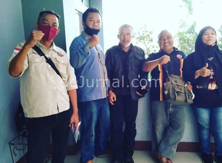 Solihin Afsor (paling kiri), sesaat sebelum beraudiensi dengan Komisi III DPRD Kabupaten Garut.