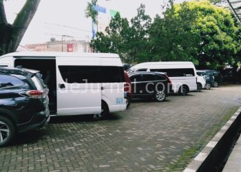Beberapa mobil terparkir di halaman Kantor DPRD Kabupaten Garut, bersiap memberangkatkan para anggota DPRD lakukan kunjungan kerja, Senin (11/1/2021). (Foto : Yohannes/dejurnal.com)