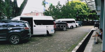 Beberapa mobil terparkir di halaman Kantor DPRD Kabupaten Garut, bersiap memberangkatkan para anggota DPRD lakukan kunjungan kerja, Senin (11/1/2021). (Foto : Yohannes/dejurnal.com)