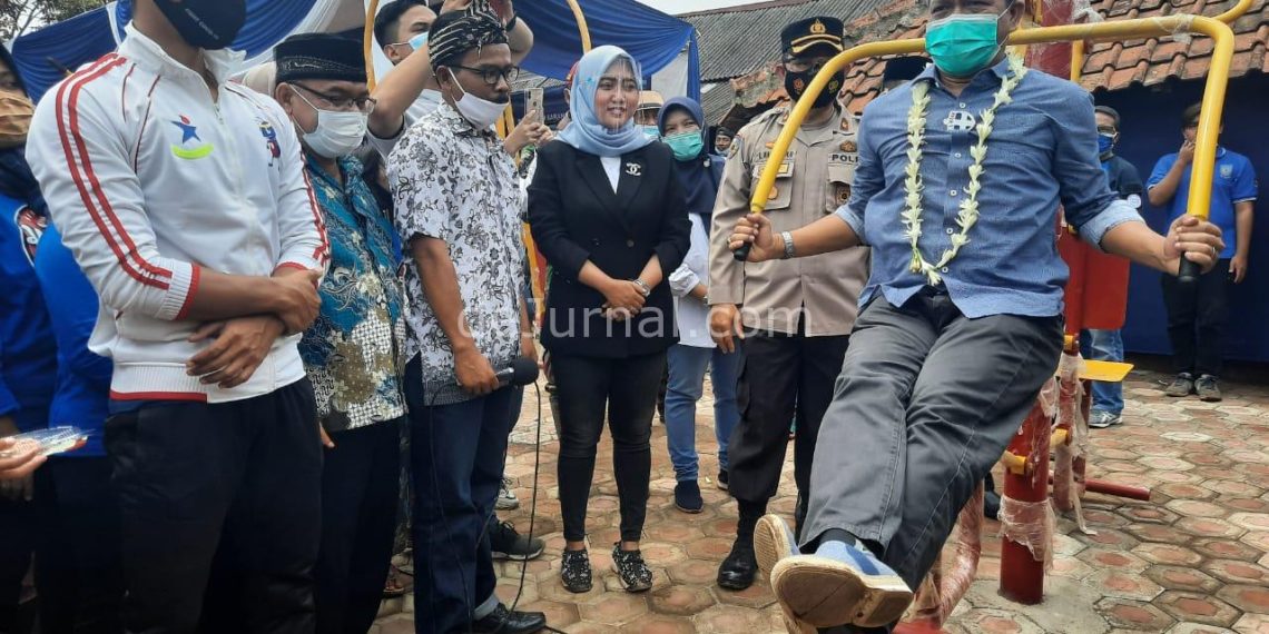 HM. Dadang Supriatna saat menghadiri peresmian sarana fitnes outdoor, di Lapang Sepakbola Balekambang Desa Sukamaju Kec Majalaya, Kab Bandung, Minggu (10/1/2021).