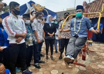 HM. Dadang Supriatna saat menghadiri peresmian sarana fitnes outdoor, di Lapang Sepakbola Balekambang Desa Sukamaju Kec Majalaya, Kab Bandung, Minggu (10/1/2021).