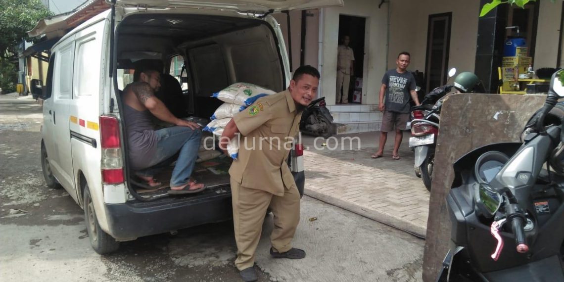 Seorang petugas mengangkut beras BPNT.
