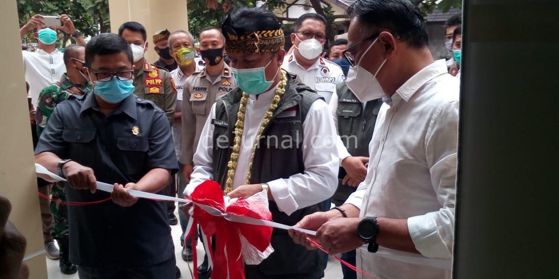 Bupati.Bandung H. Dadang M Naser ( tengah) melakukan gunting pita tanda resminya gedung Mako.Pol PP.Kabupaten Bamdung digunakan. Foto : Sopandi/dejurnal.com
