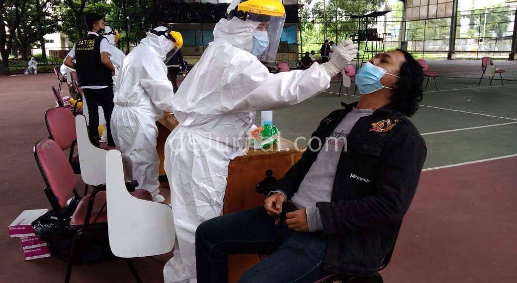 Salah satu anggota PWI Kabupaten Bandung sesang menjalani Rapid Anti Gen.