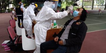 Salah satu anggota PWI Kabupaten Bandung sesang menjalani Rapid Anti Gen.