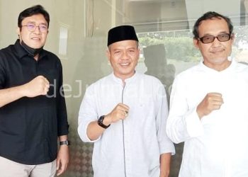 Bupati Bandung terpilih HM. Dadang Supriarna (tengah) didampingi Ketua PDIP Jabar Ono Surono (kiri) dan Ketua PDIP Kabupaten Bandung, Harjoko. (Foto: Sopandi/dejurnal.com).