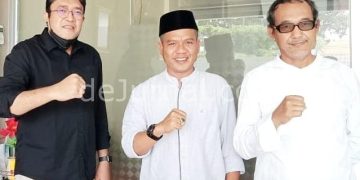 Bupati Bandung terpilih HM. Dadang Supriarna (tengah) didampingi Ketua PDIP Jabar Ono Surono (kiri) dan Ketua PDIP Kabupaten Bandung, Harjoko. (Foto: Sopandi/dejurnal.com).