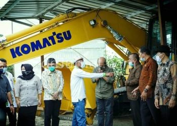 Kang Jimat Serahkan Eksavator Bantuan Kementan Pada Poktan Blanakan