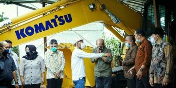 Kang Jimat Serahkan Eksavator Bantuan Kementan Pada Poktan Blanakan